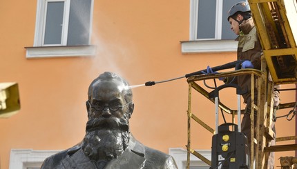 В Киеве помыли памятник Грушевскому