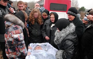 Мазурка похоронили без отпевания под крики матери: 