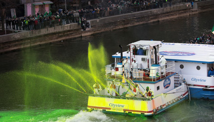 В честь Дня святого Патрика в Чикаго окрасили реку в зеленый цвет