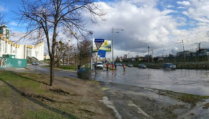 В Киеве произошел потоп возле Центрального ЗАГСа