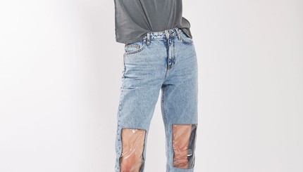 Новый модный тренд: джинсы с прозрачными коленками