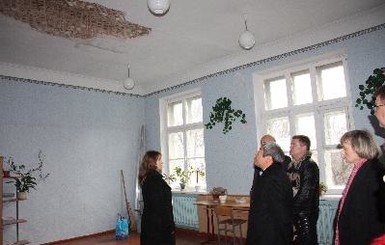 В запорожской школе  потолок обрушился прямо на головы детям