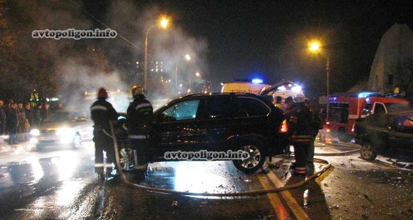 В Киеве BMW X5 с пропуском прокуратуры выехал на встречку через двойную сплошную и уничтожил Chevrolet Aveo