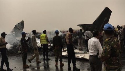 Появились фотографии рухнувшего в Южном Судане самолета