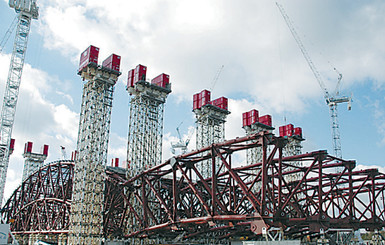 Над 4-м блоком Чернобыльской АЭС появилась первая часть арки 