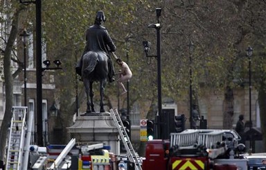 Украинец, который залез голым на статую в Лондоне, теперь просится на родину 