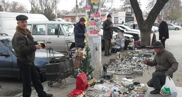 Пока чиновники ищут место для блошиного рынка, торговцев гоняет милиция