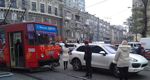 В Днепропетровске дама бросила свой Porsche на путях и пошла по магазинам