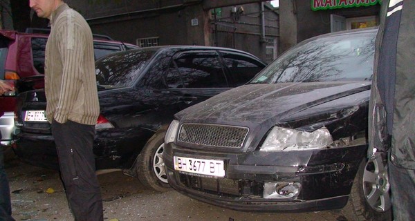 Одессит, влетевший на машине в парковку, разбил личные авто милиционеров