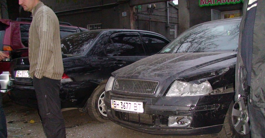 Одессит, влетевший на машине в парковку, разбил личные авто милиционеров