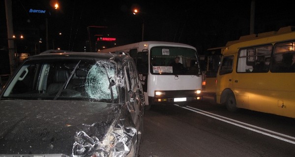 В Киеве пьяный водитель разбил три авто и повредил два троллейбуса