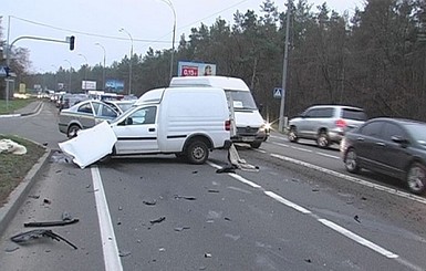 СМИ: авто Анатолия Кинаха вылетело на красный и попало в ДТП