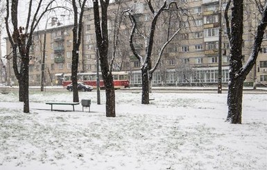 Киев за ночь замело снегом - на дорогах огромные сугробы