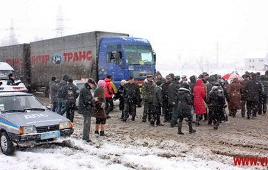 Под Винницей в знак протеста перекрыли автотрассу