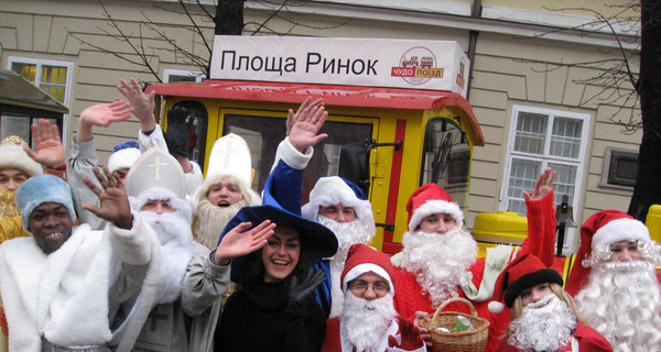 За тысячу гривен Дед Мороз со Снегуркой станцуют стриптиз, а за 300 - поздравят через окно