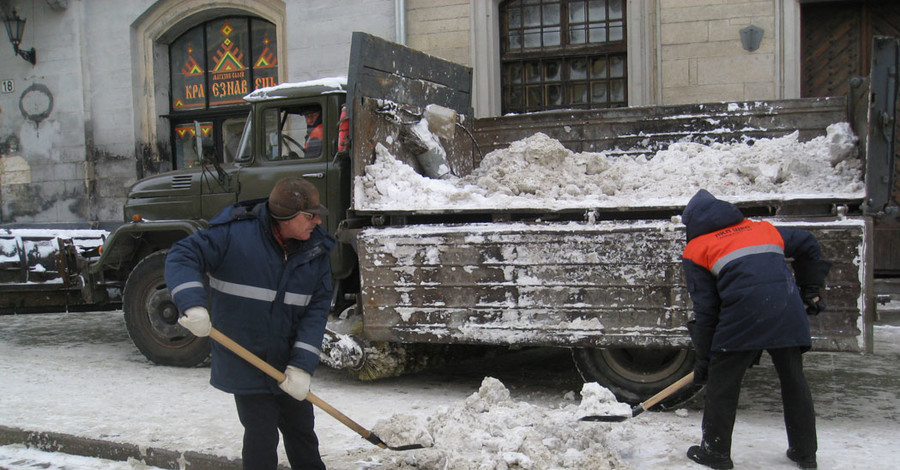 Коммунальщики просят горожан помочь убирать снег