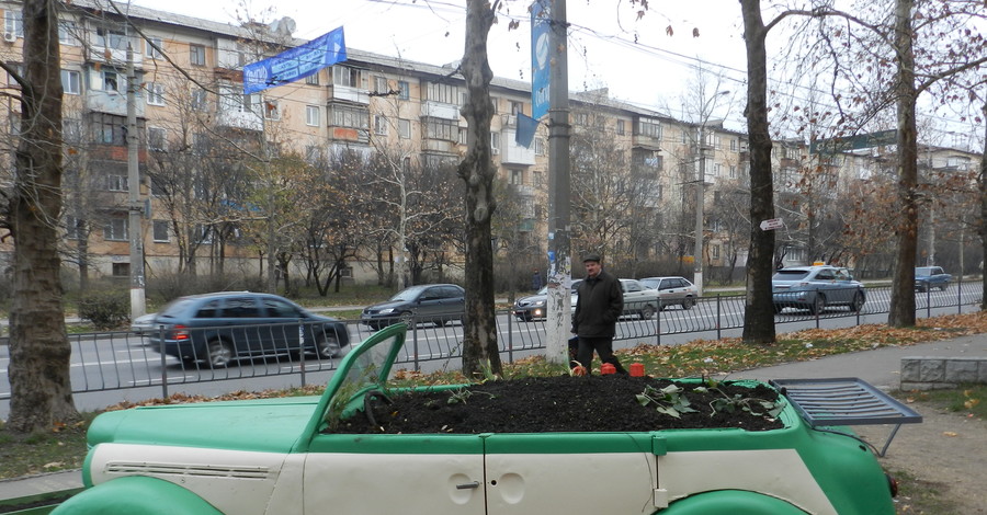 В Симферополе появилась машина-клумба