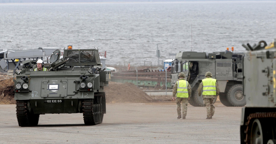 В эстонский порт Палдиски для участия в военных учениях прибыла техника британской армии.