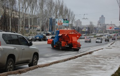 Гололед превратил дороги Донецка в зеркало