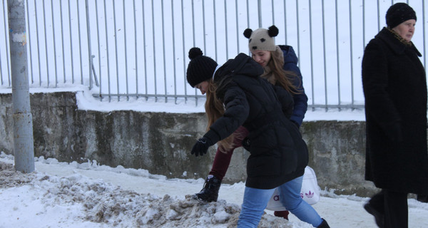 Зима во Львове: сугробы на дорогах, гололед на тротуарах и толпы на остановках