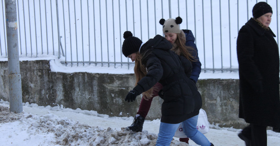 Зима во Львове: сугробы на дорогах, гололед на тротуарах и толпы на остановках