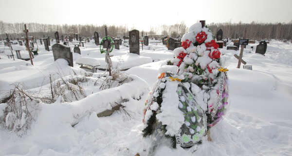 На могиле Мазурка горят свечи