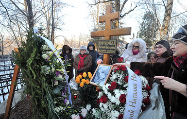 Наталью Кустинскую похоронили рядом с сыном на Кунцевском кладбище