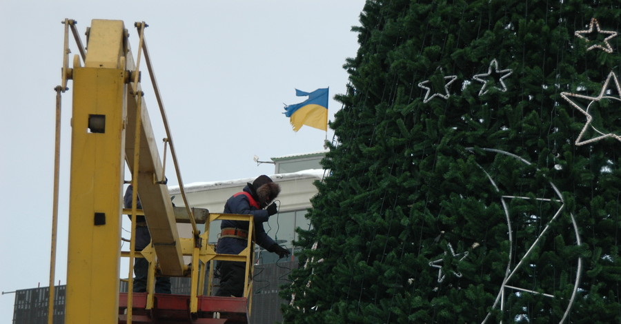 Над центральной площадью Донецка реет рваный флаг Украины
