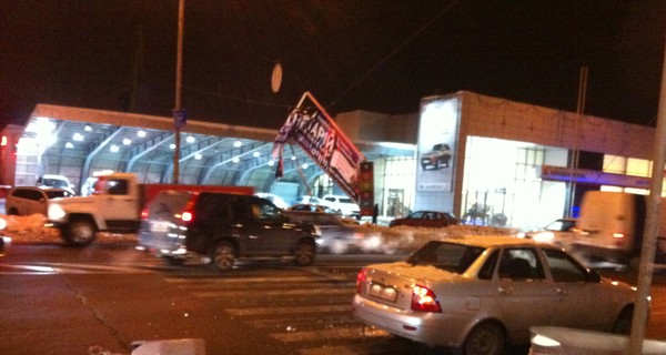 В Киеве на легковушку свалился фонарь