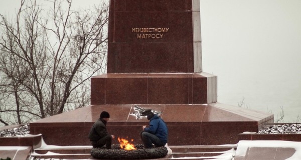 В Одессе на вечном огне бомжи устроили вечеринку