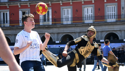 В Мадриде фанаты играют в футбол перед матчем.