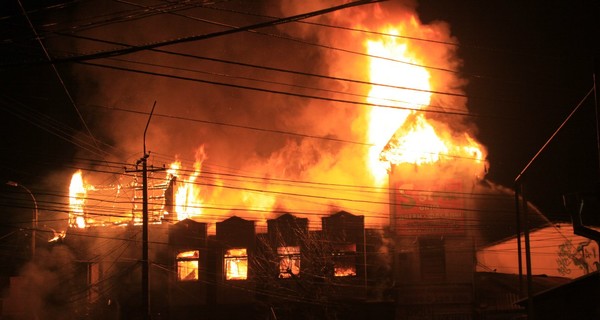 Сильный пожар в Симферополе уничтожил офисное здание и покалечил МЧСников