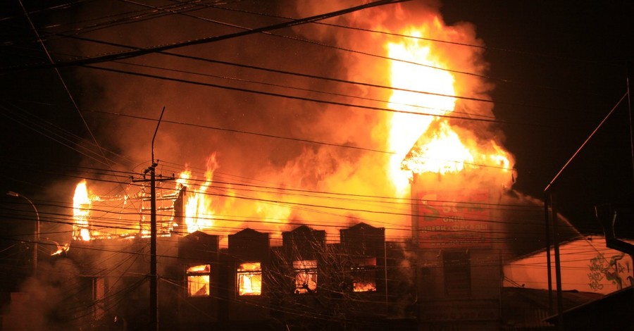 Сильный пожар в Симферополе уничтожил офисное здание и покалечил МЧСников