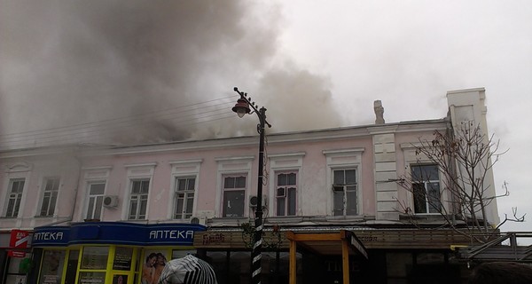 Возле Верховной Рады Крыма горит дом: весь центр Симферополя в дыму