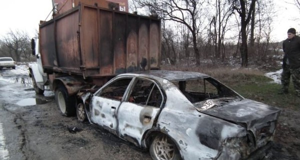 В Симферополе легковушка протаранила мусоровоз и сгорела