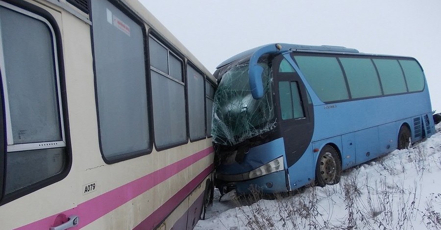 Под Мариуполем столкнулись рейсовые автобусы