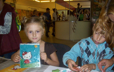 Дети рисуют на стекле рождественские сюжеты пластилином