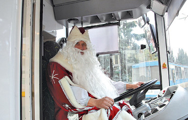 Крымский Дед Мороз променял сани на троллейбус 