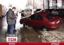 В Киеве машина провалилась под асфальт 