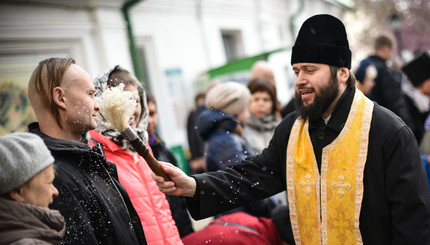 Пасхальное воскресенье, украинцы святят пасхи
