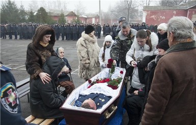 Военных, погибших в катастрофе вертолета МИ-8, похоронили в закрытых гробах