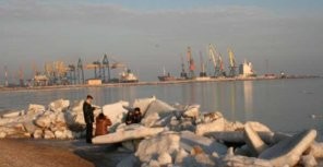 Азовское море выбросило на берег гигантские глыбы льда