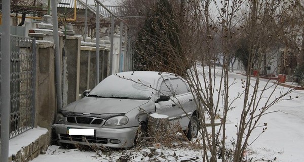 В Керчи москвичка опаздывала на поезд и врезалась в забор за рулем такси