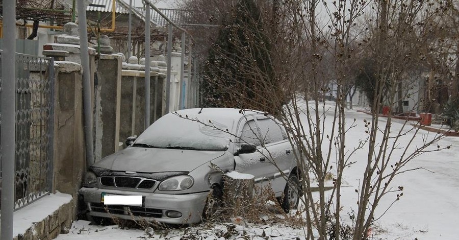 В Керчи москвичка опаздывала на поезд и врезалась в забор за рулем такси