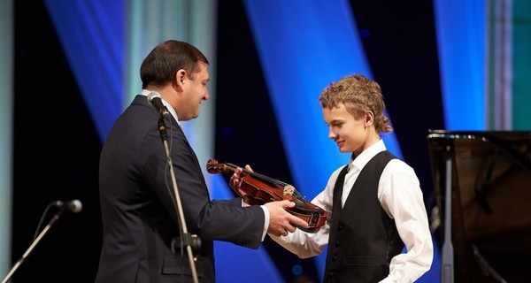 Владимир Спиваков уговорил харьковского губернатора купить юному дарованию скрипку