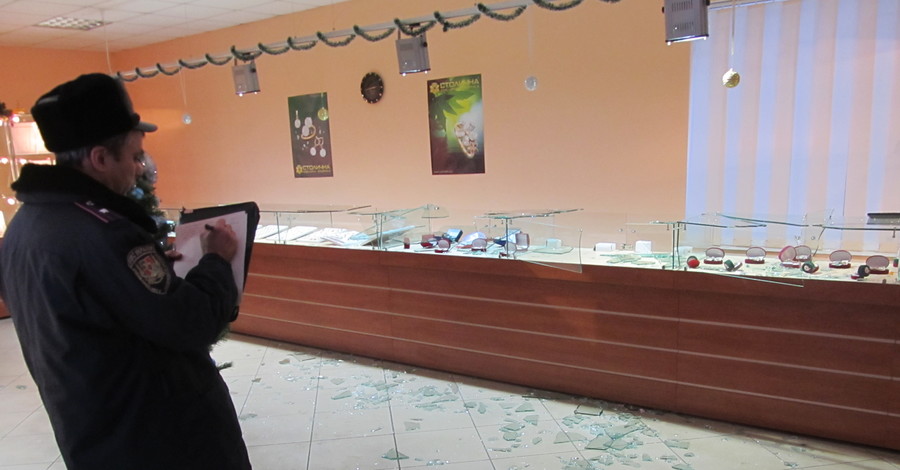 В Стаханове парень сорвал ограбление ювелирного магазина