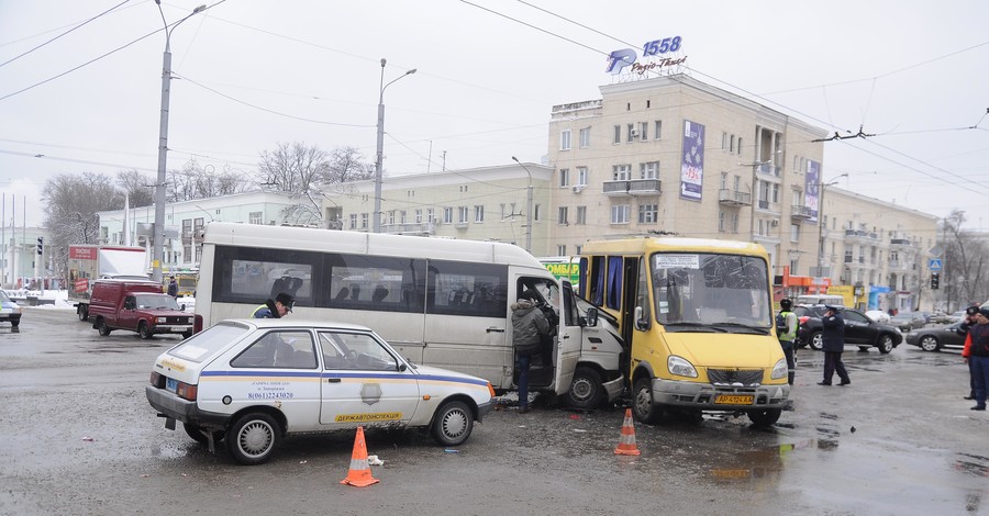 В Запорожье в ДТП с двумя маршрутками пострадали 9 человек