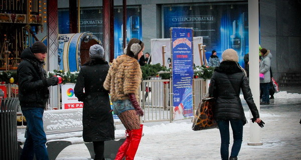 Днепропетровская барышня гуляет почти неглиже в лютый мороз
