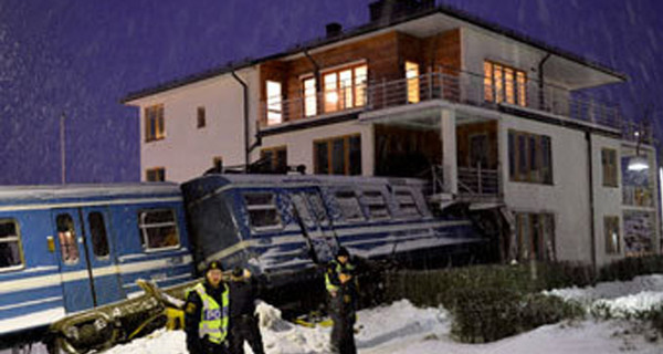 Шведская уборщица угнала поезд и врезалась в жилой дом