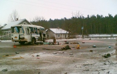 Авария на трассе Киев-Чоп: пострадавших из автобуса доставали через окна